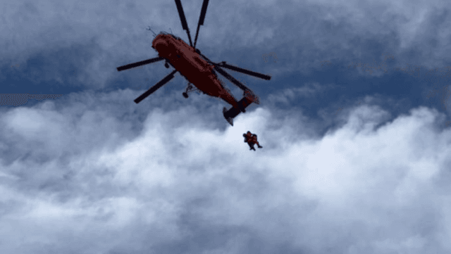 Couple rescued by a helicopter from floods in Mae Sai Couple rescued by a helicopter from floods in Mae Sai