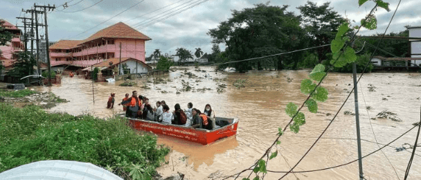 Flooded Phayao U student hostels evacuated Flooded Phayao U student hostels evacuated