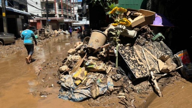 Mountain of garbage left by major flooding in Chiang Rai Mountain of garbage left by major flooding in Chiang Rai