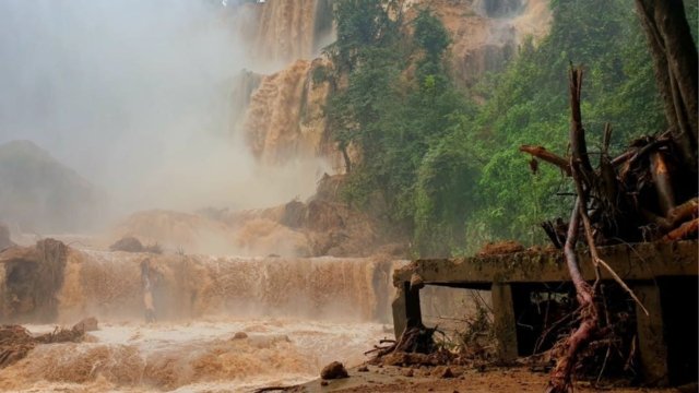 Thi Lo Su waterfall closed to visitors due to floods and mudslides Thi Lo Su waterfall closed to visitors due to floods and mudslides