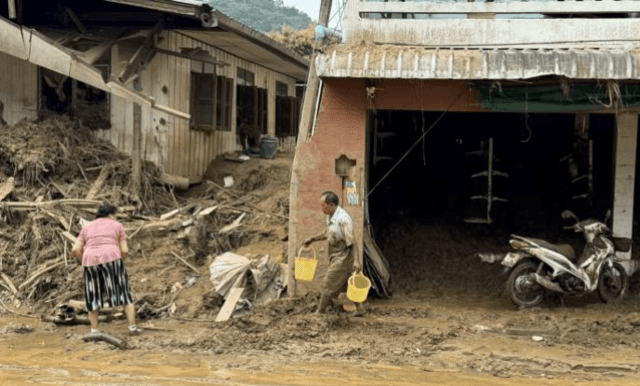 Each household impacted by floods to get Bt9,000 compensation Each household impacted by floods to get Bt9,000 compensation