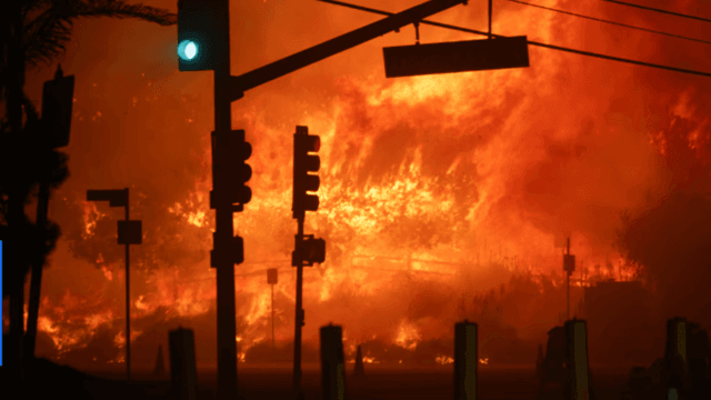 Wildfire rages in Los Angeles, forcing 30,000 to evacuate Wildfire rages in Los Angeles, forcing 30,000 to evacuate