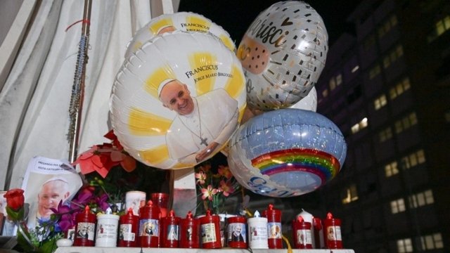 Global prayers as Vatican says pope still 'critical' Global prayers as Vatican says pope still 'critical'