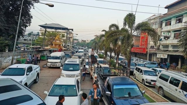 5km-queue of Burmese drivers crossing into Mae Sot to refuel 5km-queue of Burmese drivers crossing into Mae Sot to refuel