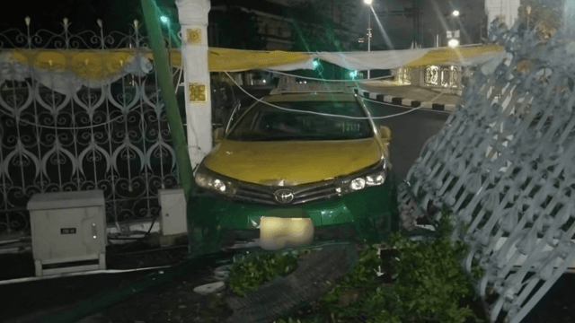 Taxi crashes into Government House Taxi crashes into Government House