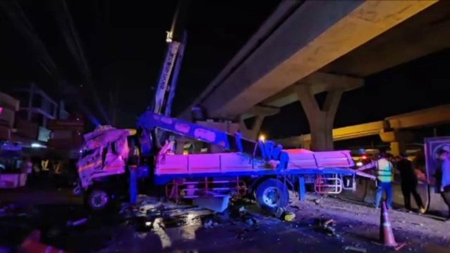 Crane falls onto Rama 2 Road from elevated expressway, one injured Crane falls onto Rama 2 Road from elevated expressway, one injured