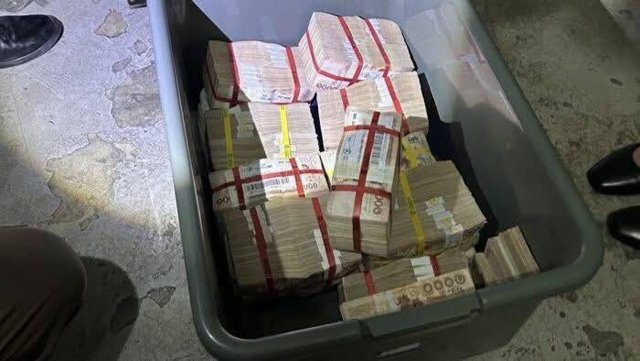 Bt12 million in cash abandoned in plastic box in Nonthaburi Bt12 million in cash abandoned in plastic box in Nonthaburi