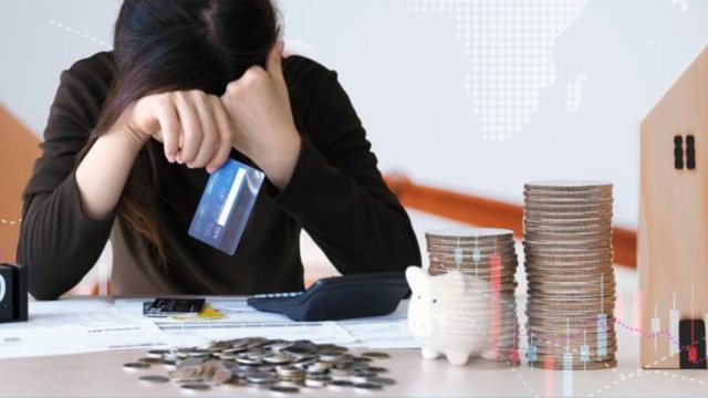Over half of Thais may fall into debt due to overspending - NESDC Over half of Thais may fall into debt due to overspending - NESDC