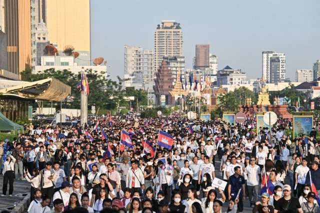 Cambodian govt musters support from huge crowds in Thai border row Cambodian govt musters support from huge crowds in Thai border row