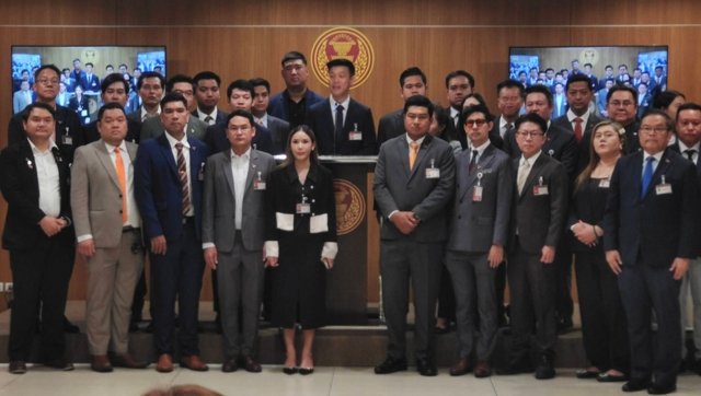 Opposition calls on PM to dissolve Parliament Opposition calls on PM to dissolve Parliament