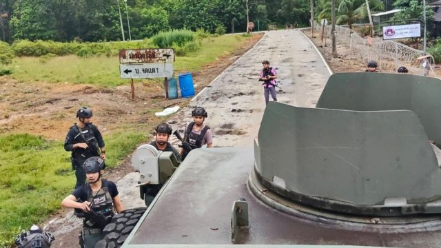 Three police officers injured by landmine in Narathiwat Three police officers injured by landmine in Narathiwat