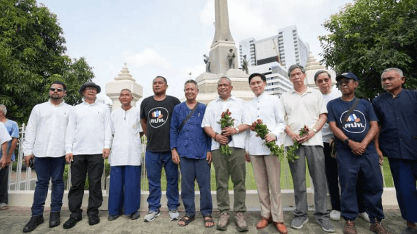 Protest leaders check site of planned rally at the Victory Monument Protest leaders check site of planned rally at the Victory Monument
