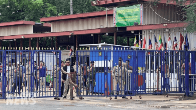 Stranded Cambodians in Si Sa Ket finally allowed to cross border Stranded Cambodians in Si Sa Ket finally allowed to cross border
