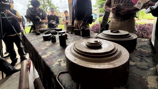 Thailand shows foreign envoys humanitarian toll of landmines newly planted by Cambodia Thailand shows foreign envoys humanitarian toll of landmines newly planted by Cambodia