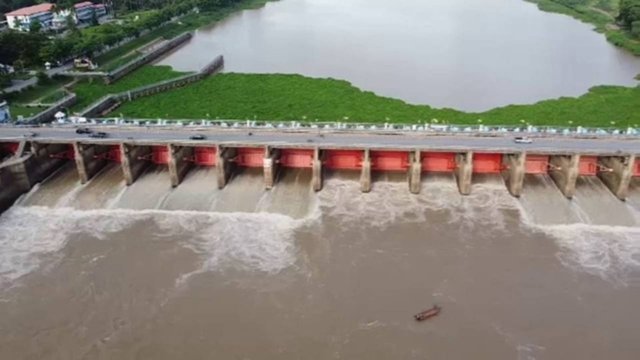 Discharges through Chao Phraya Dam, high tides could flood central provinces Discharges through Chao Phraya Dam, high tides could flood central provinces