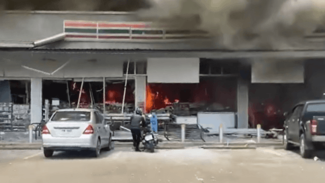 At least five Thais killed as Cambodia shells Thai border communities At least five Thais killed as Cambodia shells Thai border communities