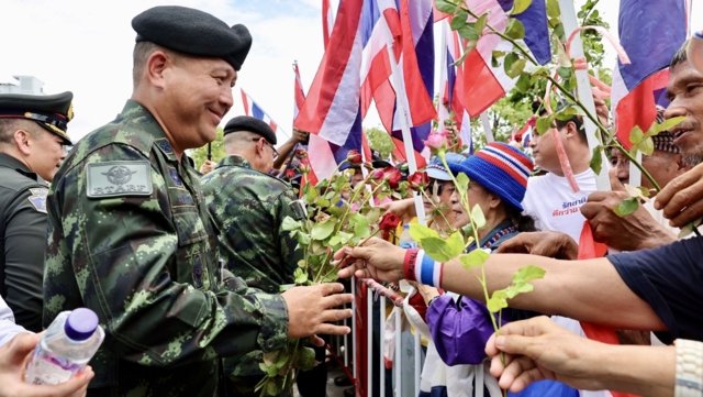 Thais gather in support of their troops Thais gather in support of their troops