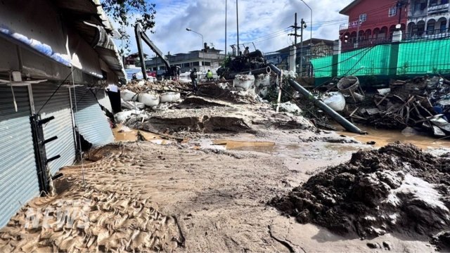 Mae Sai residents dealing with massive amounts of mud after flooding Mae Sai residents dealing with massive amounts of mud after flooding
