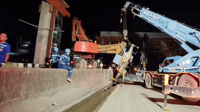 Three injured when steel beam crashed onto vehicle on Rama II Road Three injured when steel beam crashed onto vehicle on Rama II Road