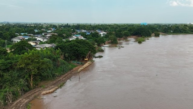 Floods force people in Chainat province to move to higher ground Floods force people in Chainat province to move to higher ground