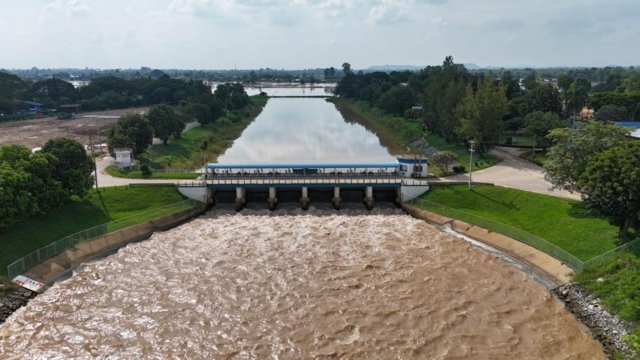 Villagers in Chainat build temporary flood shelters Villagers in Chainat build temporary flood shelters