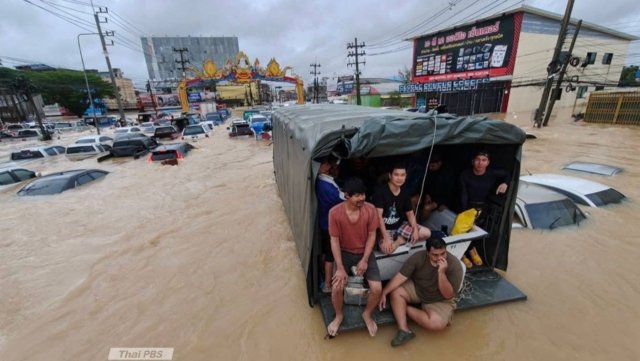 HTMS Chakri Naruebet deployed for flood relief as thousands trapped in the South HTMS Chakri Naruebet deployed for flood relief as thousands trapped in the South