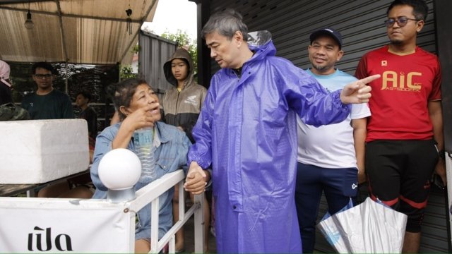 Thammanat orders helicopters to airdrop food for flood victims Thammanat orders helicopters to airdrop food for flood victims
