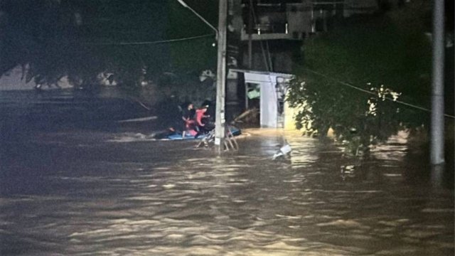 Volunteers shot at while saving flood victims in Hat Yai Volunteers shot at while saving flood victims in Hat Yai