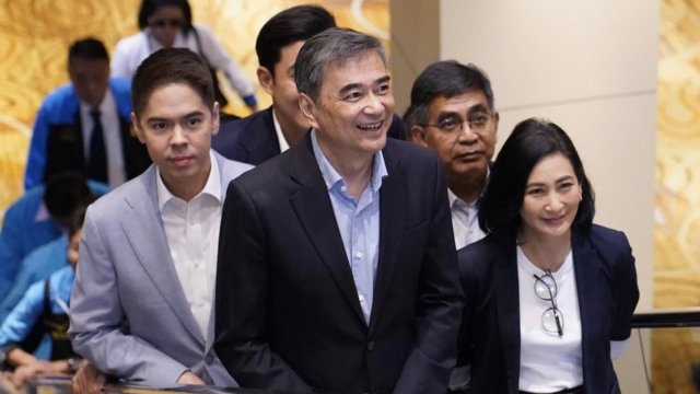 Abhisit uses Taylor Swift, football, and AI metaphors in comeback speech Abhisit uses Taylor Swift, football, and AI metaphors in comeback speech