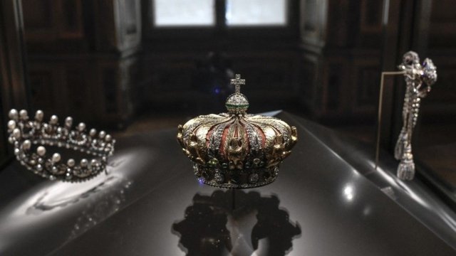 Louvre closes for second day as France hunts jewel thieves Louvre closes for second day as France hunts jewel thieves