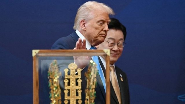 South Korea gifts Trump replica of ancient golden crown South Korea gifts Trump replica of ancient golden crown