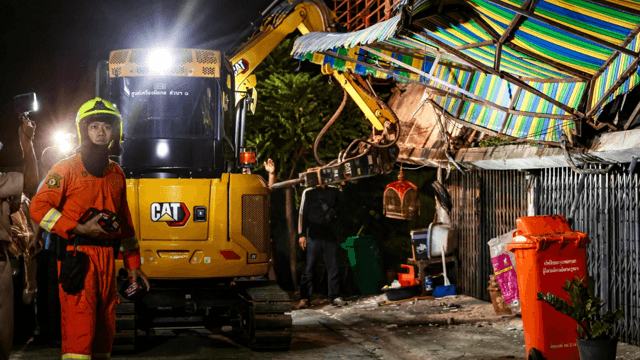 Concrete awning collapse traps residents at Din Daeng shophouses Concrete awning collapse traps residents at Din Daeng shophouses