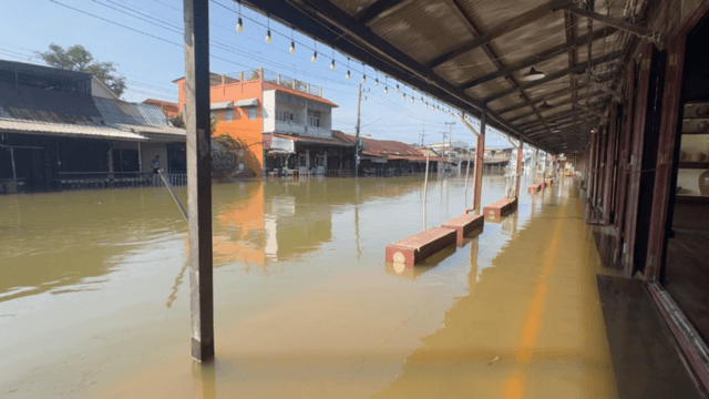 Severe flooding hits Amphawa floating market as high tides surge Severe flooding hits Amphawa floating market as high tides surge
