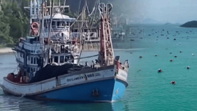 Search under way for seven missing as fishing boat sinks off Chon Buri Search under way for seven missing as fishing boat sinks off Chon Buri