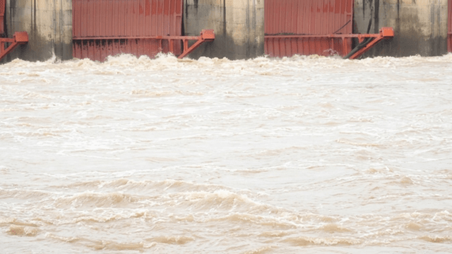 Rate of water discharge through Chao Phraya Dam increased Rate of water discharge through Chao Phraya Dam increased