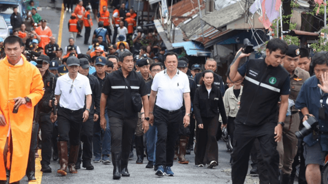 PM orders food, toilets for Bangkok flood victims PM orders food, toilets for Bangkok flood victims