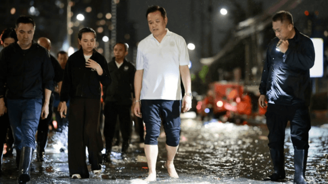 PM visits flooded Klong Chan estate, hears residents’ calls for pumps PM visits flooded Klong Chan estate, hears residents’ calls for pumps