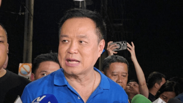 PM returns to flooded Khlong Chan housing estate PM returns to flooded Khlong Chan housing estate
