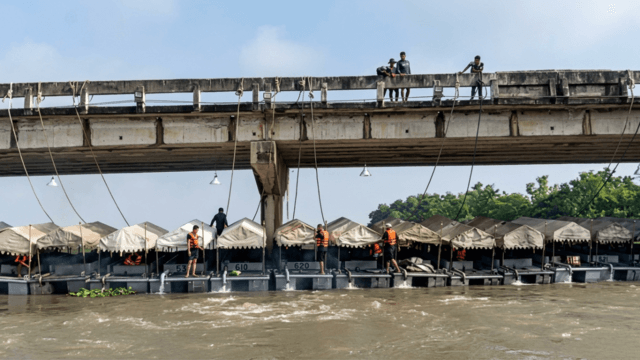 Navy, private operator deploy boats to boost flood drainage Navy, private operator deploy boats to boost flood drainage