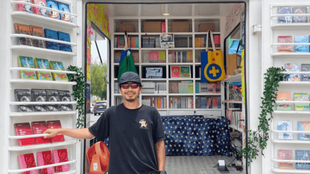 A bookshop on wheels, with room for conversation A bookshop on wheels, with room for conversation