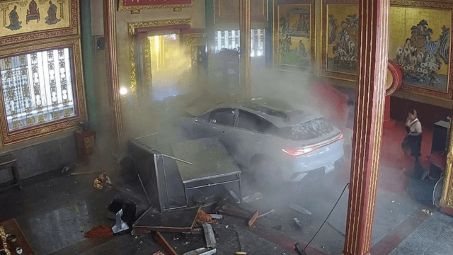 One dead, two injured as car ploughs into Guanyin Shrine in Yaowarat One dead, two injured as car ploughs into Guanyin Shrine in Yaowarat