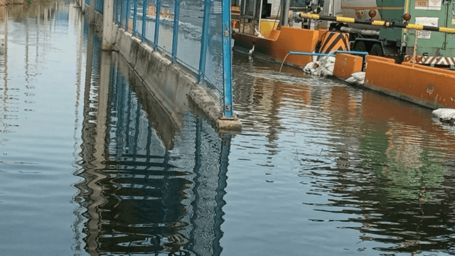 Marine Dept deploys water pushers, boats to ease Samut Songkhram floods Marine Dept deploys water pushers, boats to ease Samut Songkhram floods