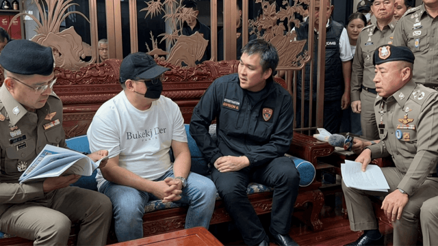 Police arrest a suspected Chinese scammer in Bangkok Police arrest a suspected Chinese scammer in Bangkok