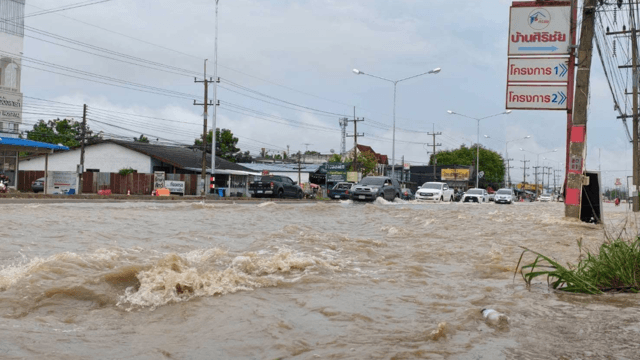 Heavy rain triggers flash floods, disrupts traffic in Kanchanaburi Heavy rain triggers flash floods, disrupts traffic in Kanchanaburi