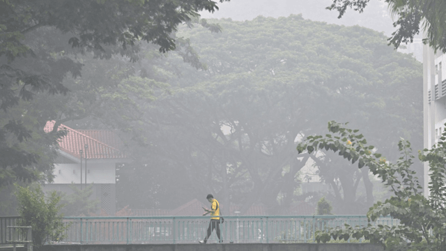 Indonesia haze spikes Singapore pollution, shuts East Timor schools Indonesia haze spikes Singapore pollution, shuts East Timor schools