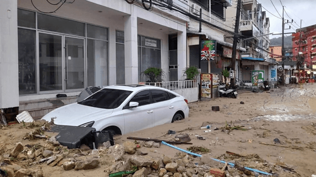 Phuket battles flooding as heavy rain hits southern Thailand Phuket battles flooding as heavy rain hits southern Thailand