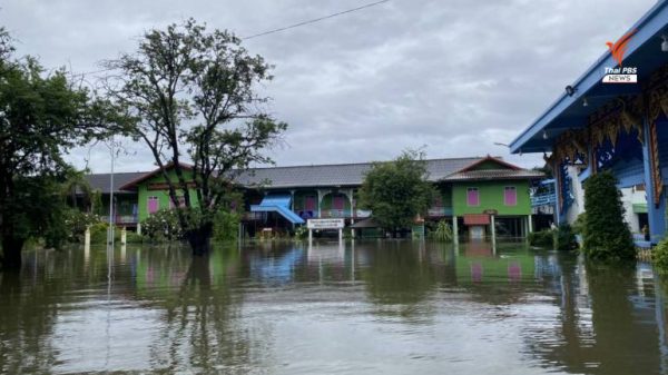 Flood woes caused by dam overflow in Suphan Buri province