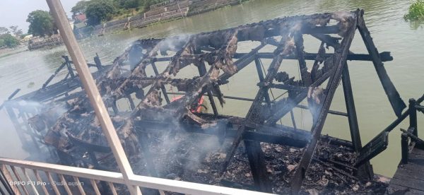 Tourist boat catches fire while on river sight